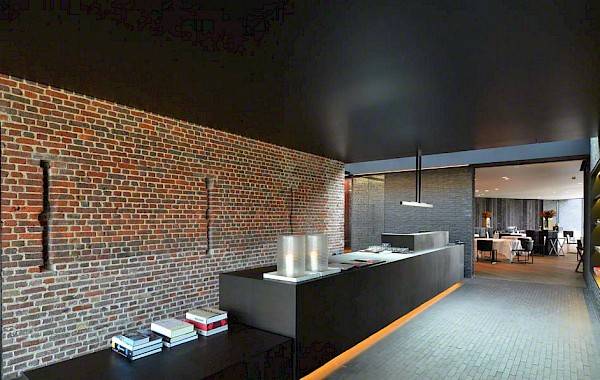 Akoestisch spanplafond in zwarte afwerking inkom restaurant 